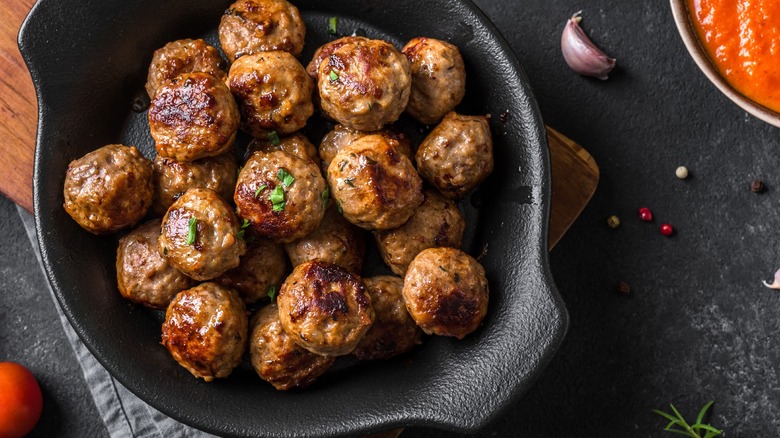 Cast iron skillet with meatballs