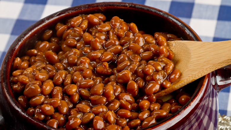 a pot of baked beans