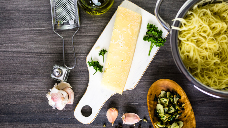 pasta with parsley, garlic, cheese