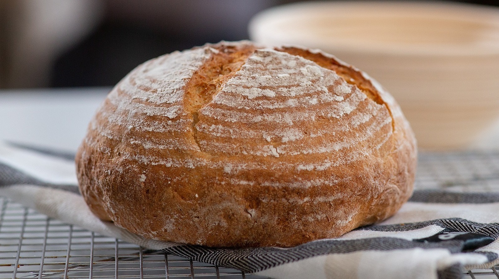 Sourdough bread without dutch oven and banneton basket (Baking in