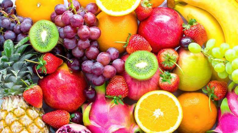 strawberries, sliced kiwis, grapes, sliced orange, bananas, pineapple