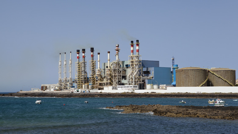 Desalination plant near water 