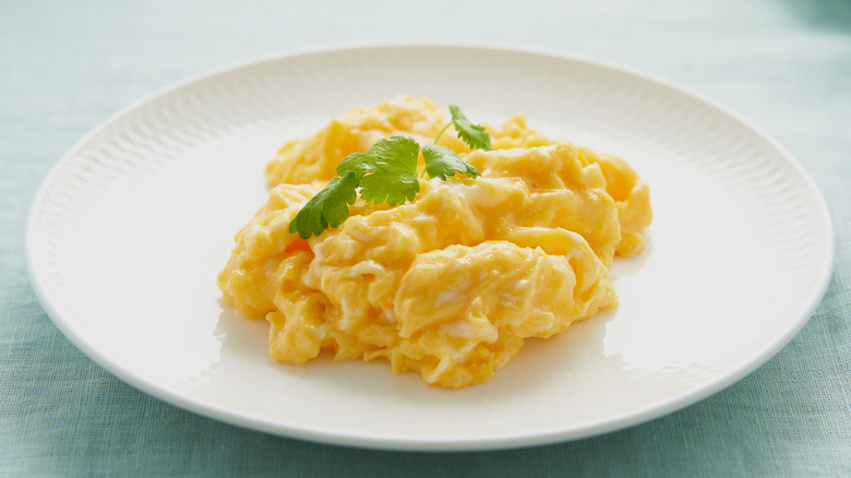 Scrambled eggs with parsley 