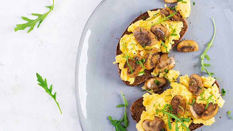 Scrambled eggs with mushrooms on toast