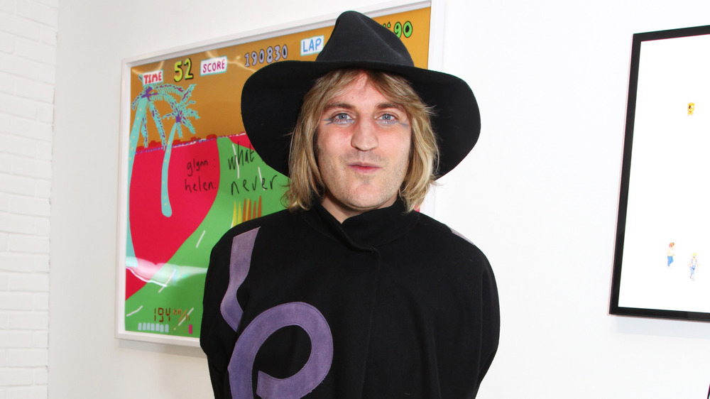 Noel Fielding at art gallery in colorful make up