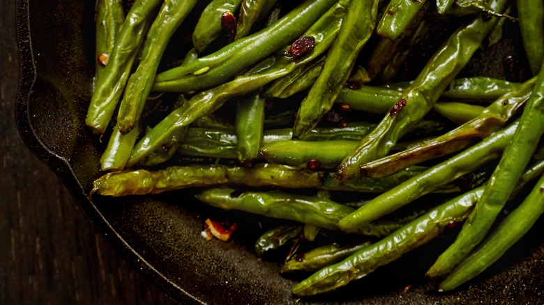 green beans with chili flakes