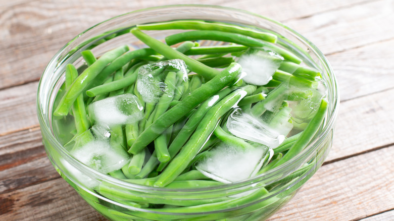 ice cube with green beans in bowl