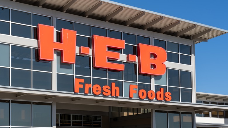 The outside of an H-E-B grocery store