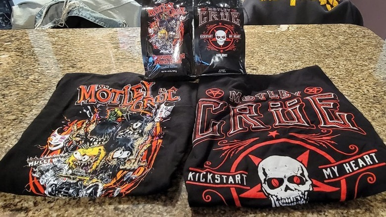 Mötley Crüe t-shirts and coffee