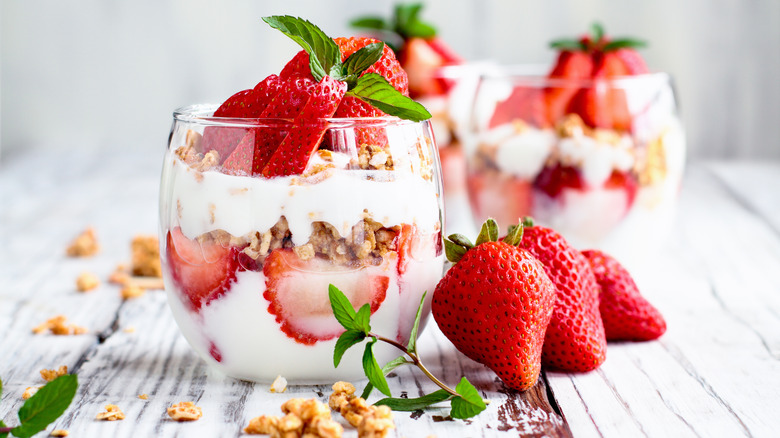 Dessert cups made with berries and oats