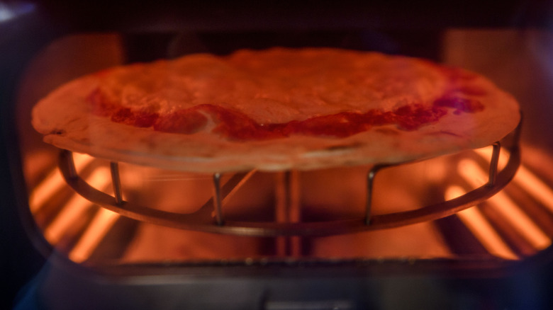 Pizza cooking in a vending machine