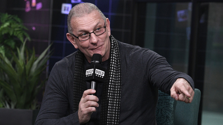 Robert Irvine pointing