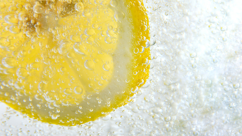 Carbonated lemon water