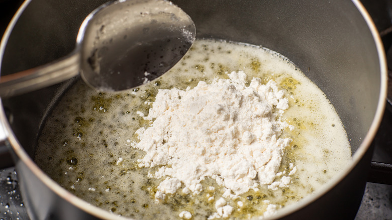 making white gravy roux in pot