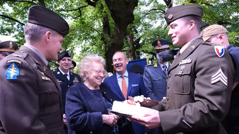 Meri Mion and US soldiers with her cake