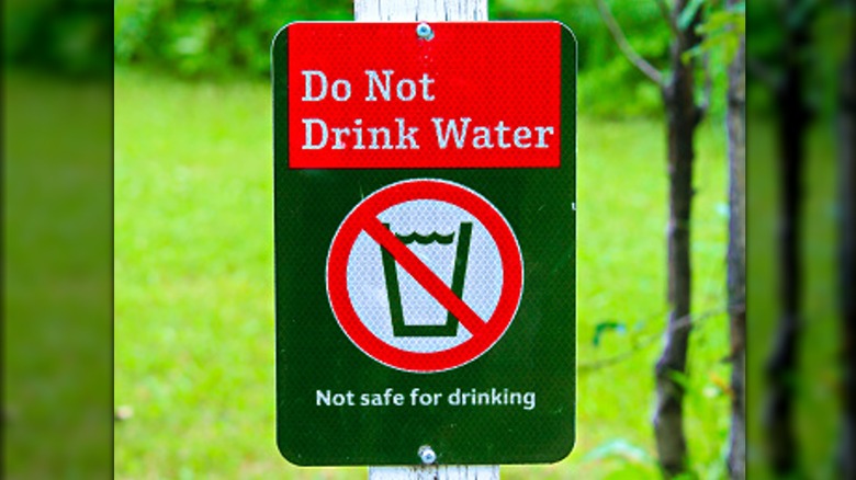 sign warning don't drink water