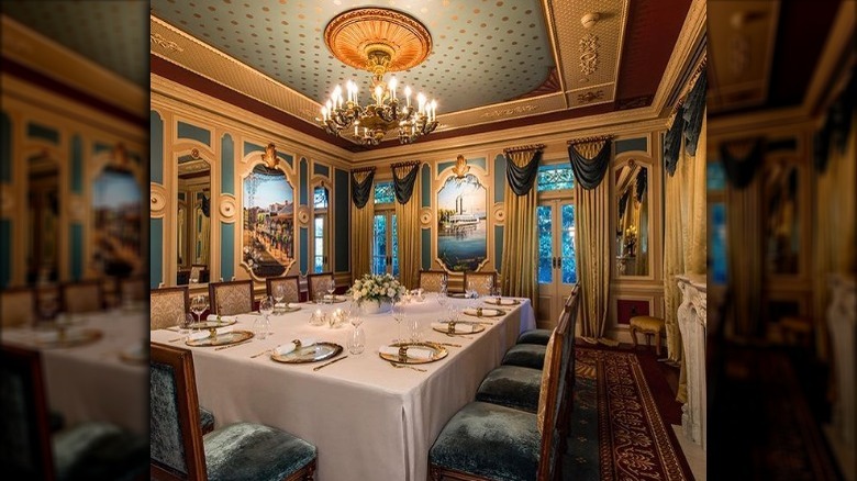 The dinning table inside Disneyland's 21 Royal