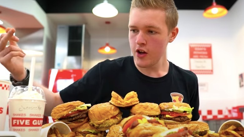 Kyle Gibson eats entire Five Guys menu 