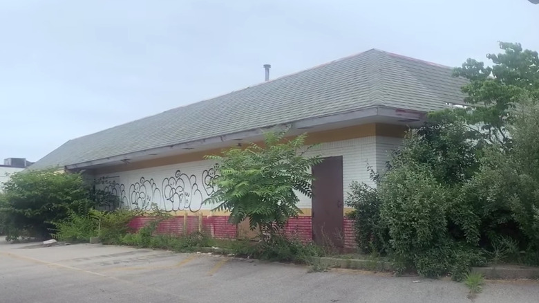 Front exterior of abandoned McDonald's