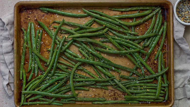 roasted green beans in a baking tray