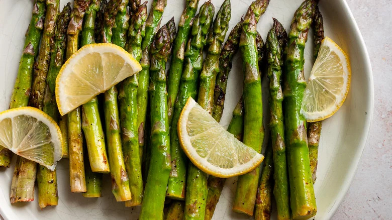 grilled asparagus with lemon slices