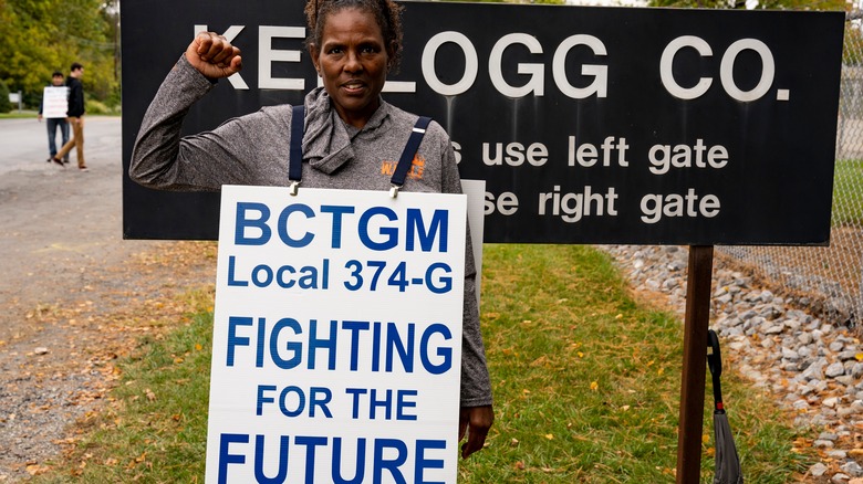 A BCTGM union worker striking at Kellogg