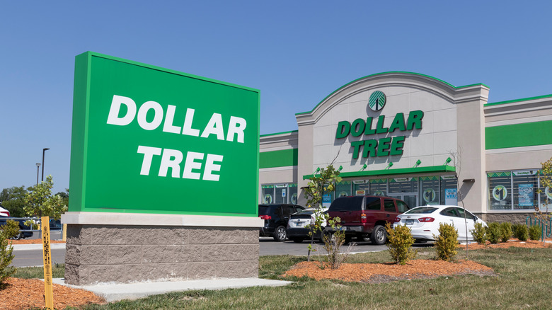 Storefront of Dollar Tree