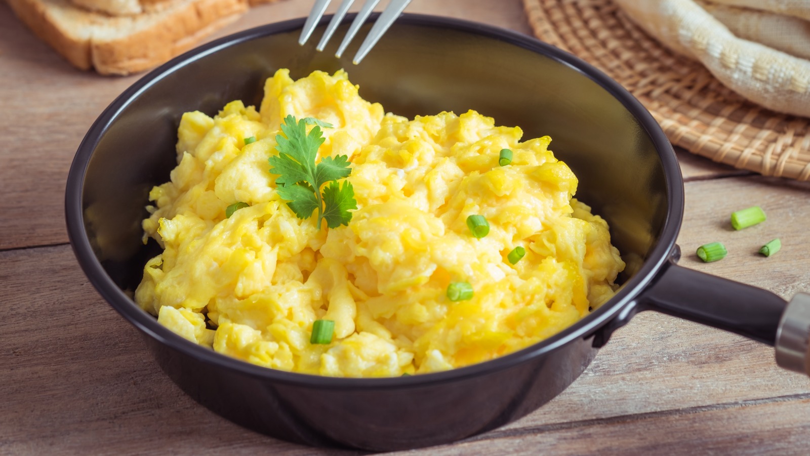 Why You Should Add Sparkling Wine To Your Scrambled Eggs