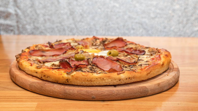 pizza with prosciutto on top 