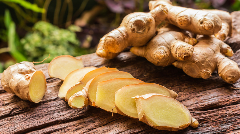 Sliced ginger and full ginger root