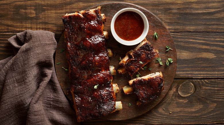 Ribs on plate with sauce