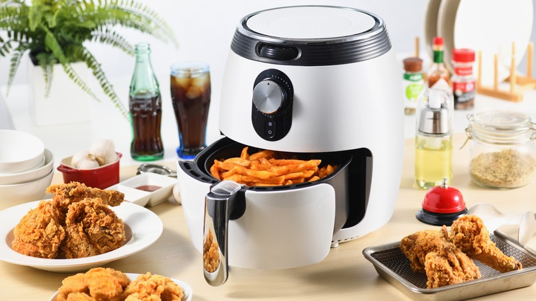 Air fryer with fried food