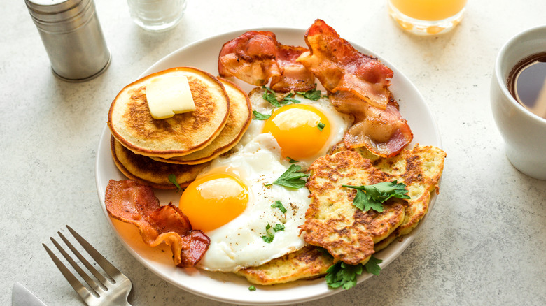 A breakfast with hash browns