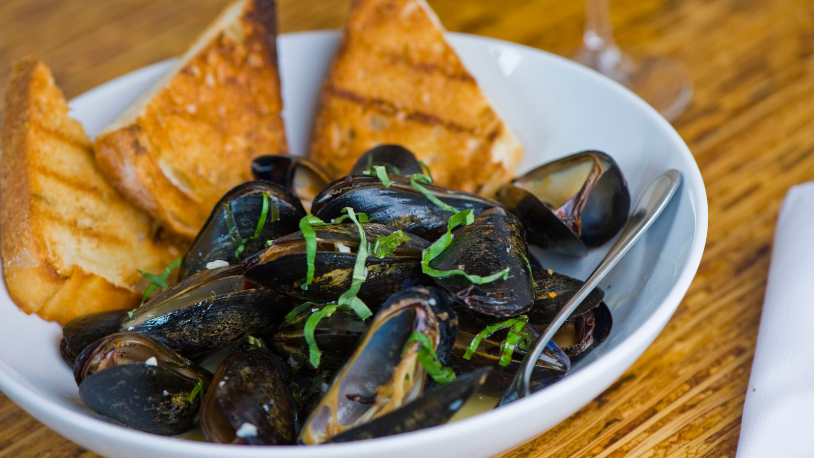 Why You Should Never Eat Mussels At A Restaurant According To