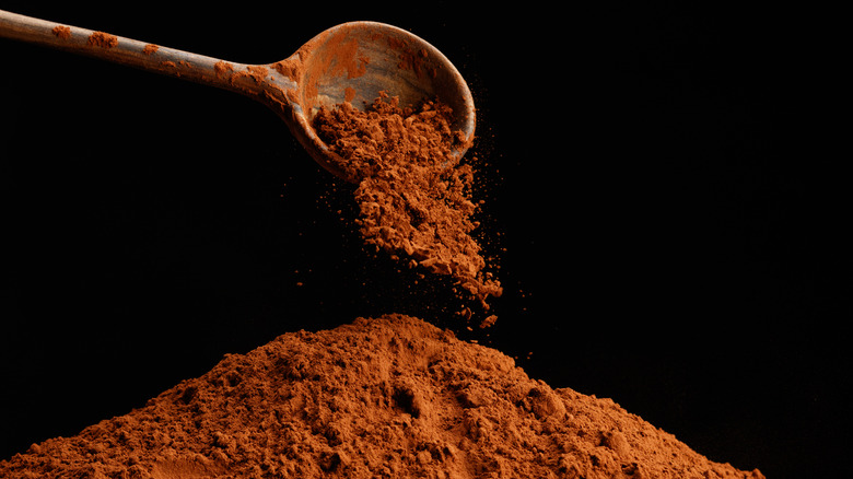 Cocoa powder falling off a spoon