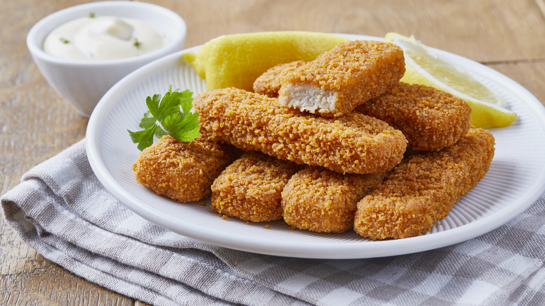 Fish sticks with tartar sauce