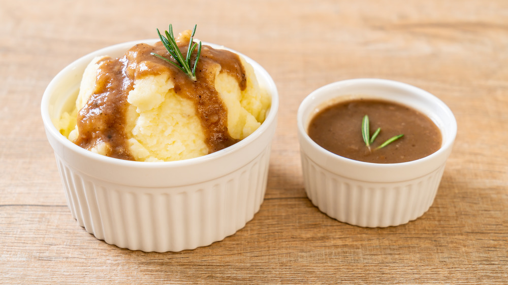 Mashed potatoes with gravy