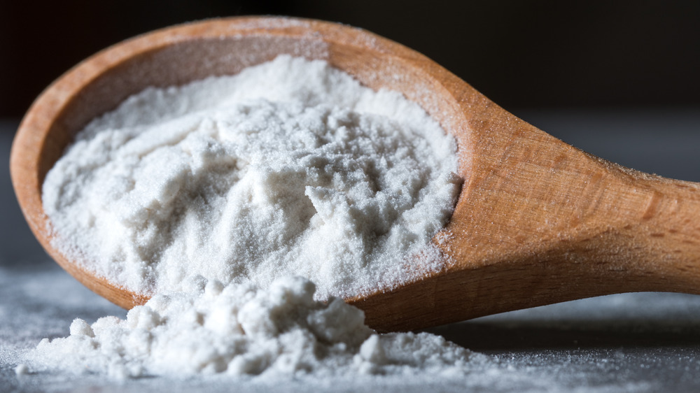 Arrowroot powder in teaspoon