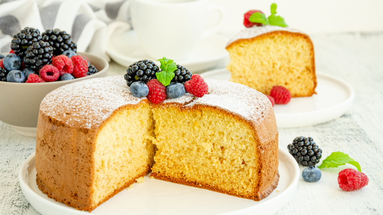 sponge cake with fruit topping