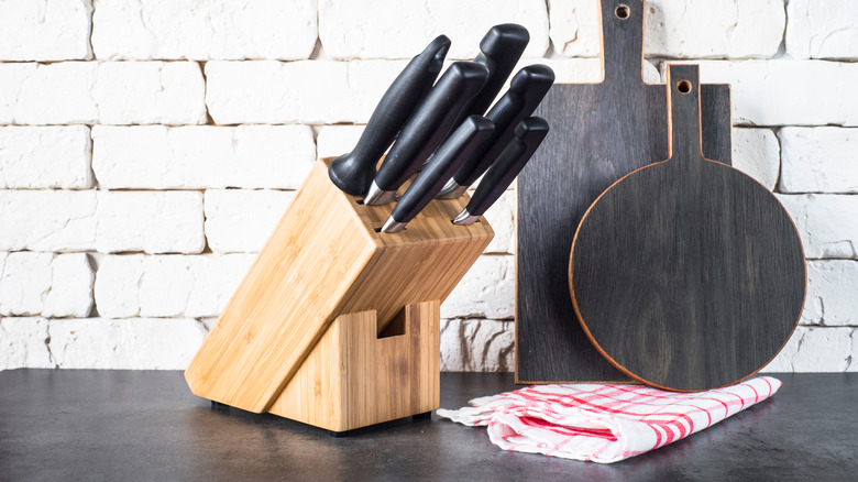 https://www.mashed.com/img/gallery/why-you-shouldnt-keep-your-kitchen-knives-in-a-wooden-block/intro-1651759457.jpg