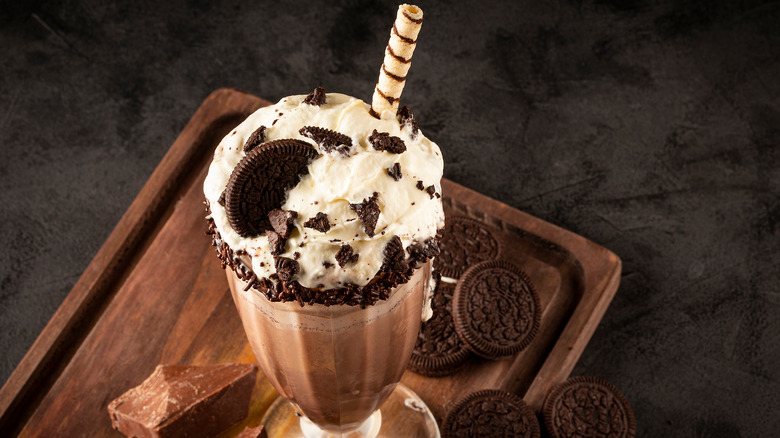 oreo milkshake with chocolate pieces