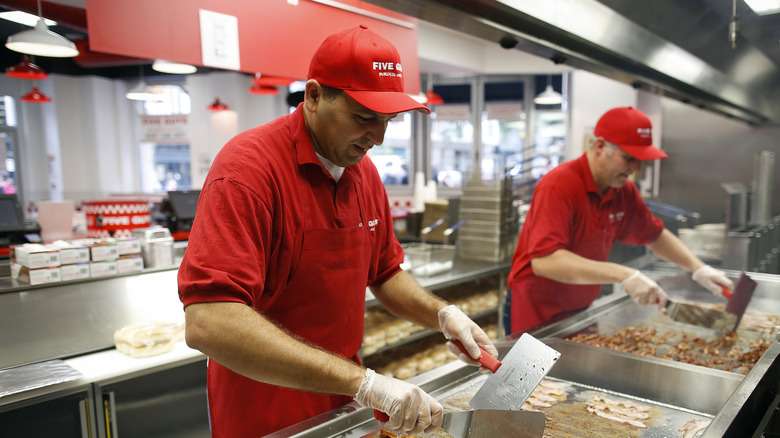 Five Guys cooks work without timer