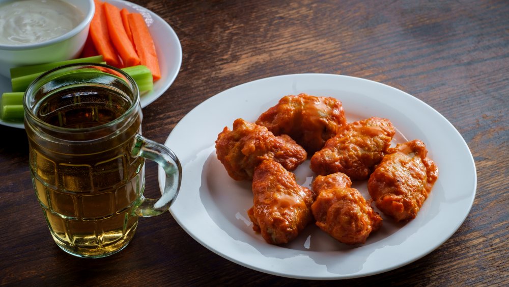 Buffalo wings with beer