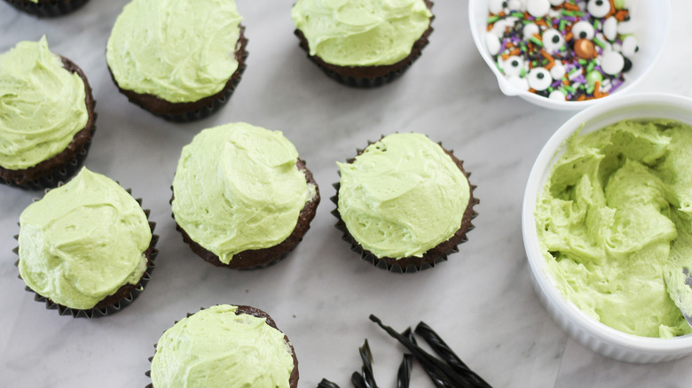 green frosted cupcakes