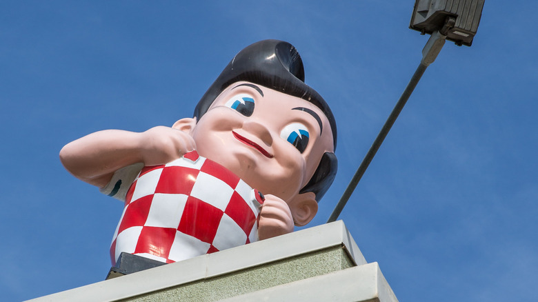 looking up at Big Boy statue