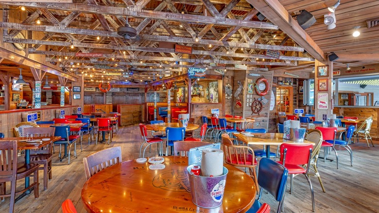 Bubba Gump restaurant tables