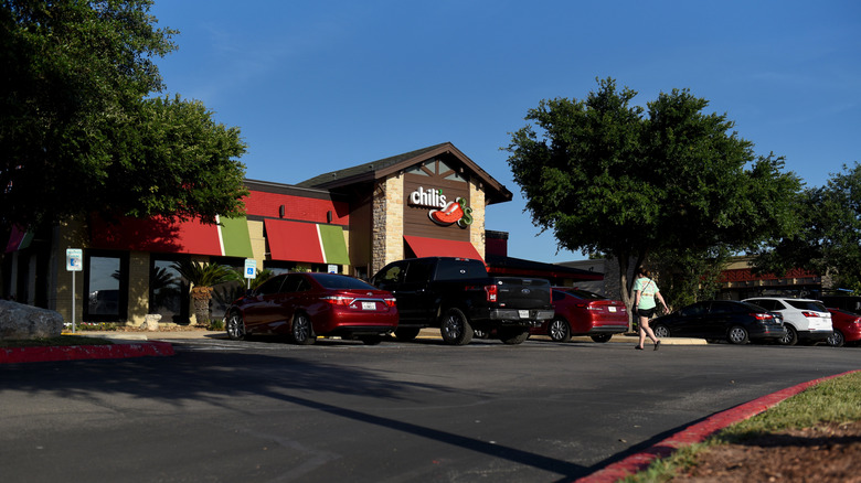 Chili's restaurant parking lot