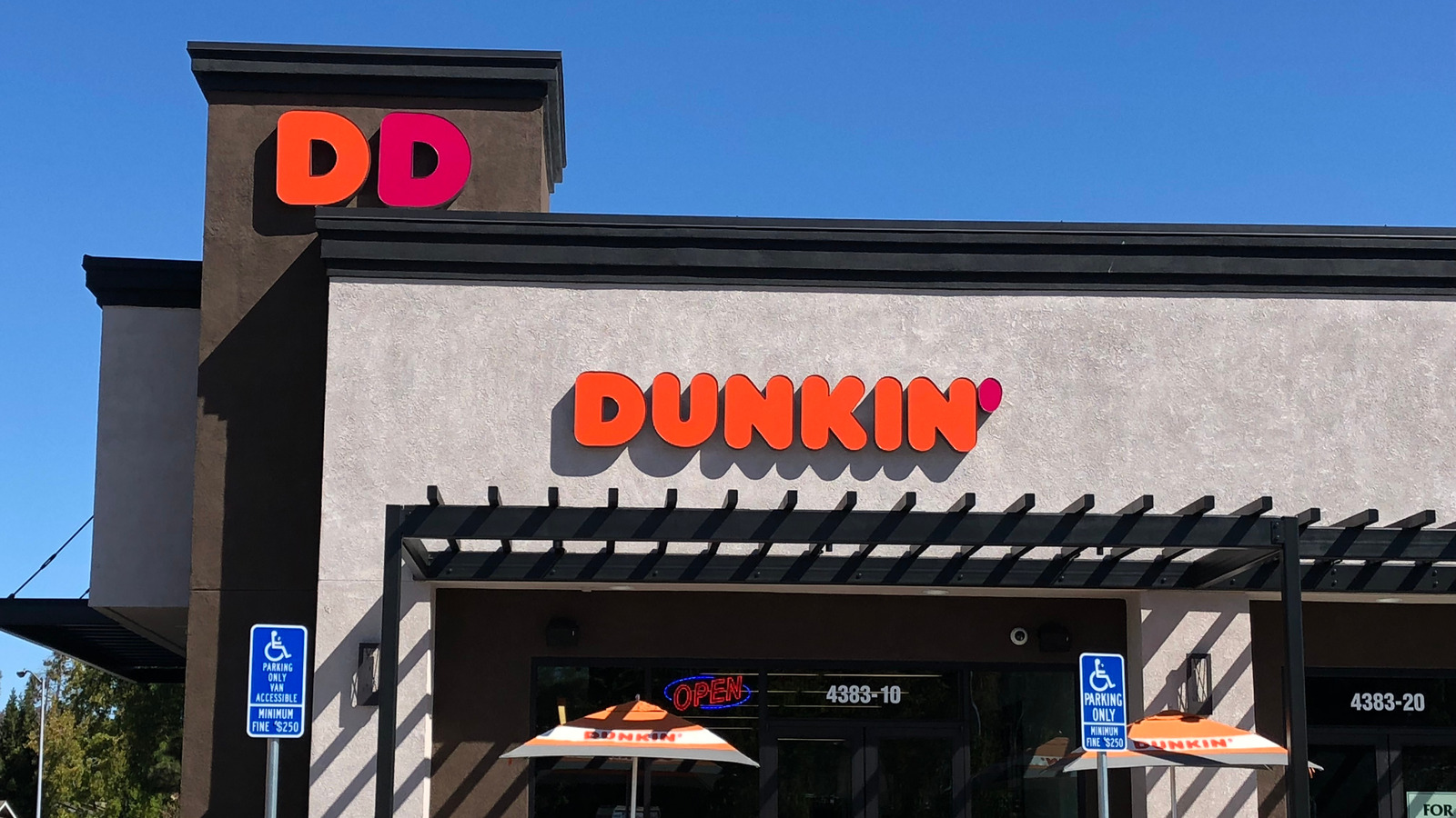 workers-reveal-what-it-s-really-like-to-work-at-dunkin