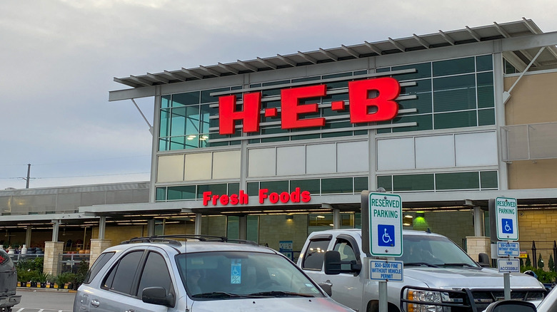 HEB exterior, Elgin TX