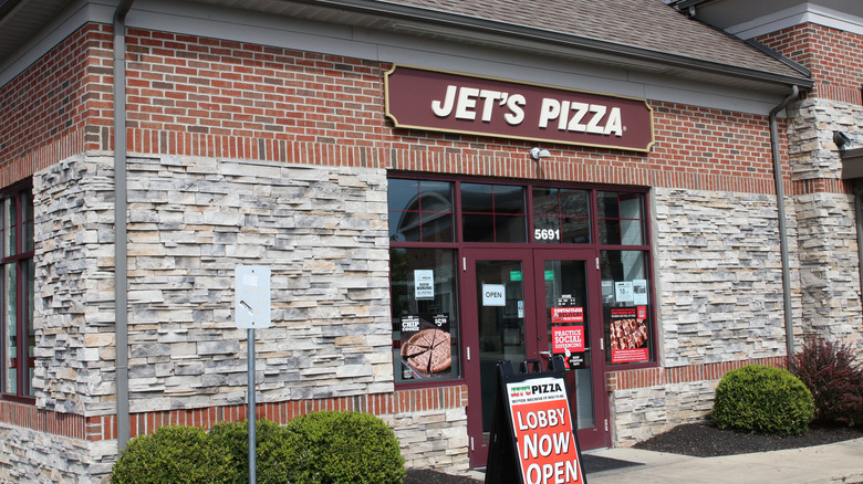 Jet's Pizza restaurant exterior 